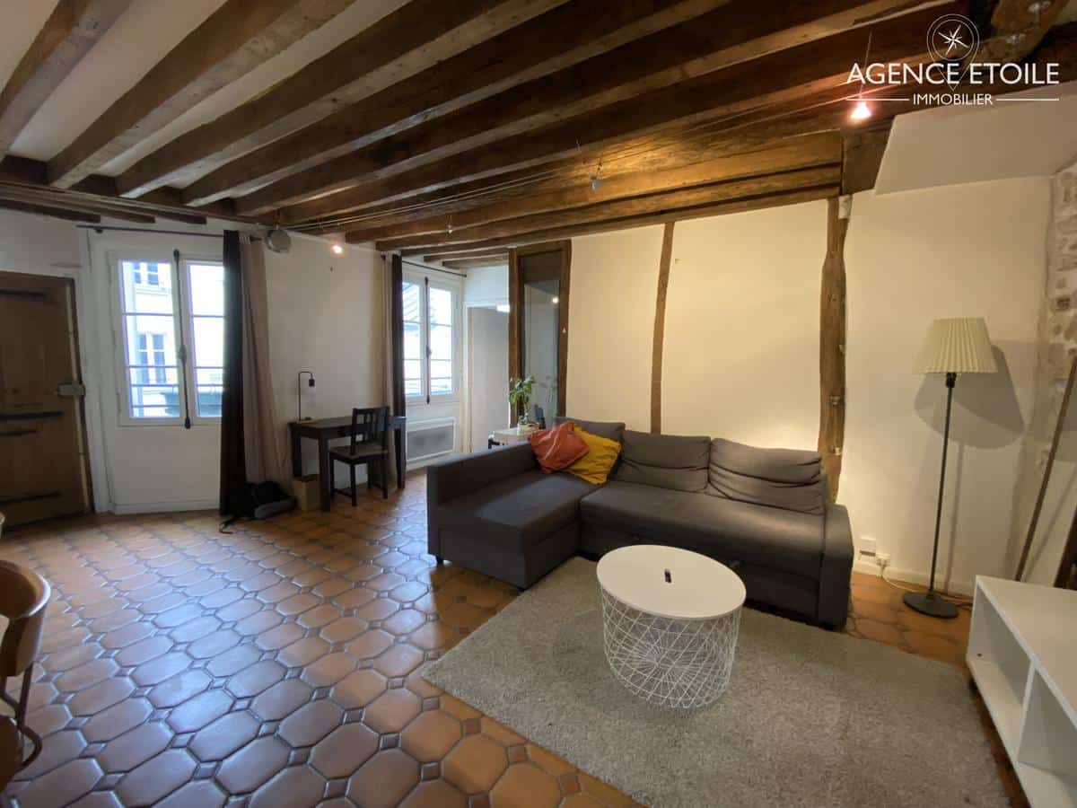 3rd RUE DE MONTMORENCY: TWO ROOMS FOR SALE