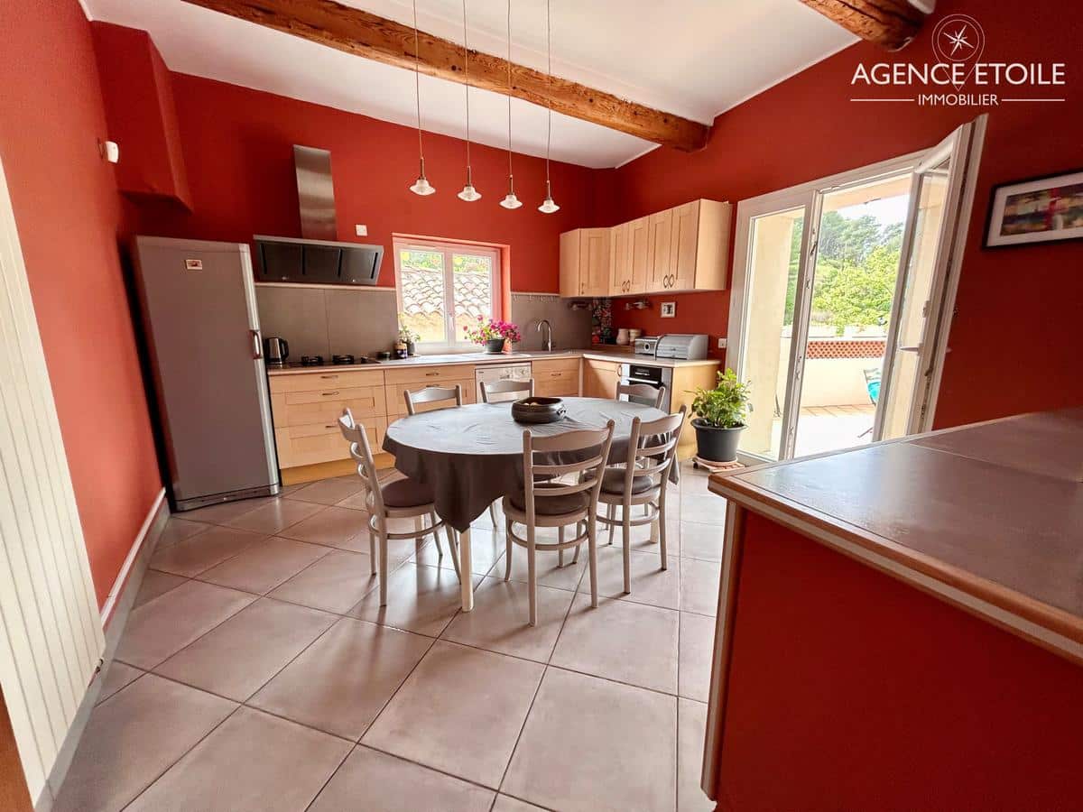 Pretty atypical village house with garden piscine-garage