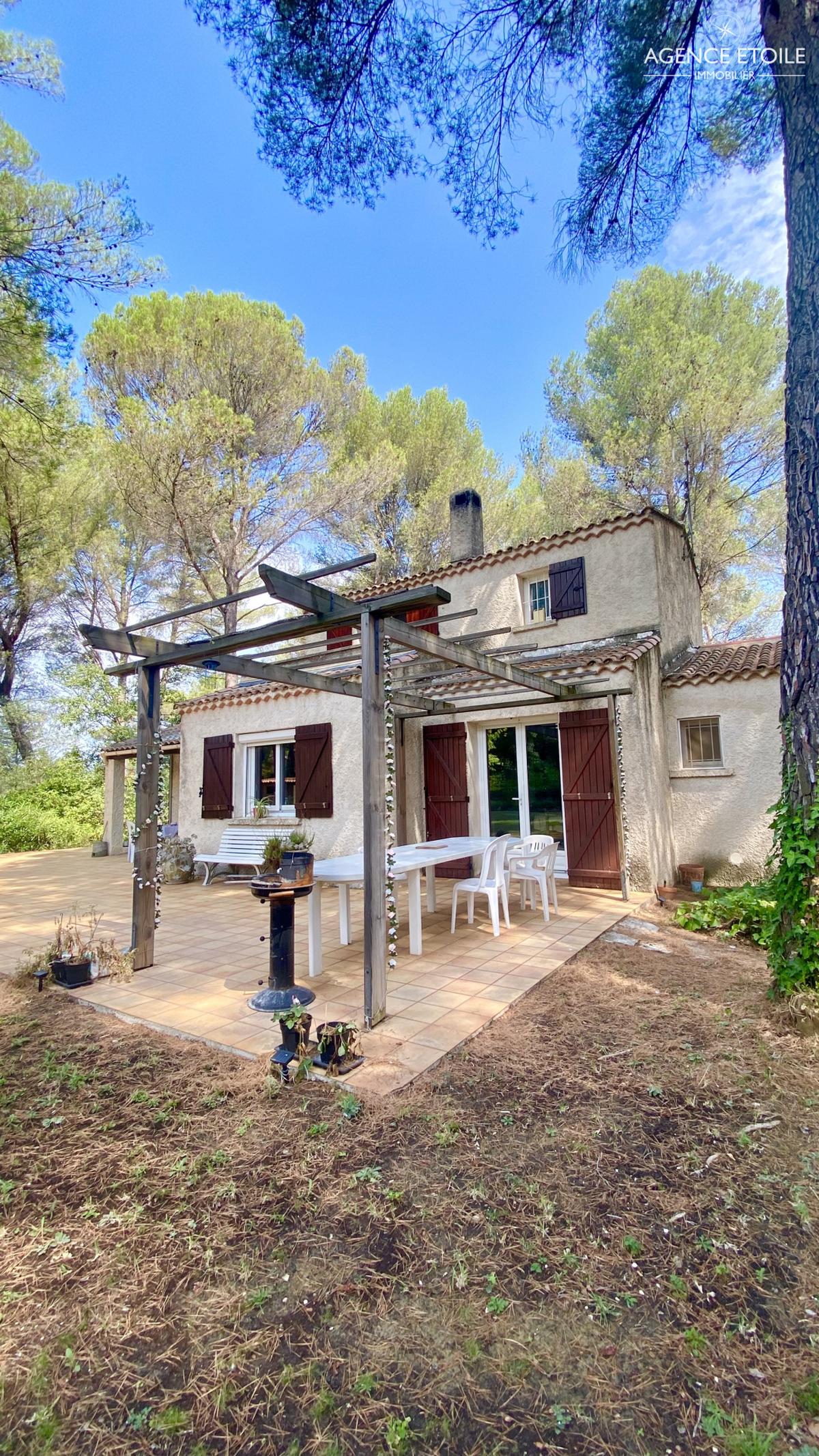 Large Provencal house with high potential and absolute calm