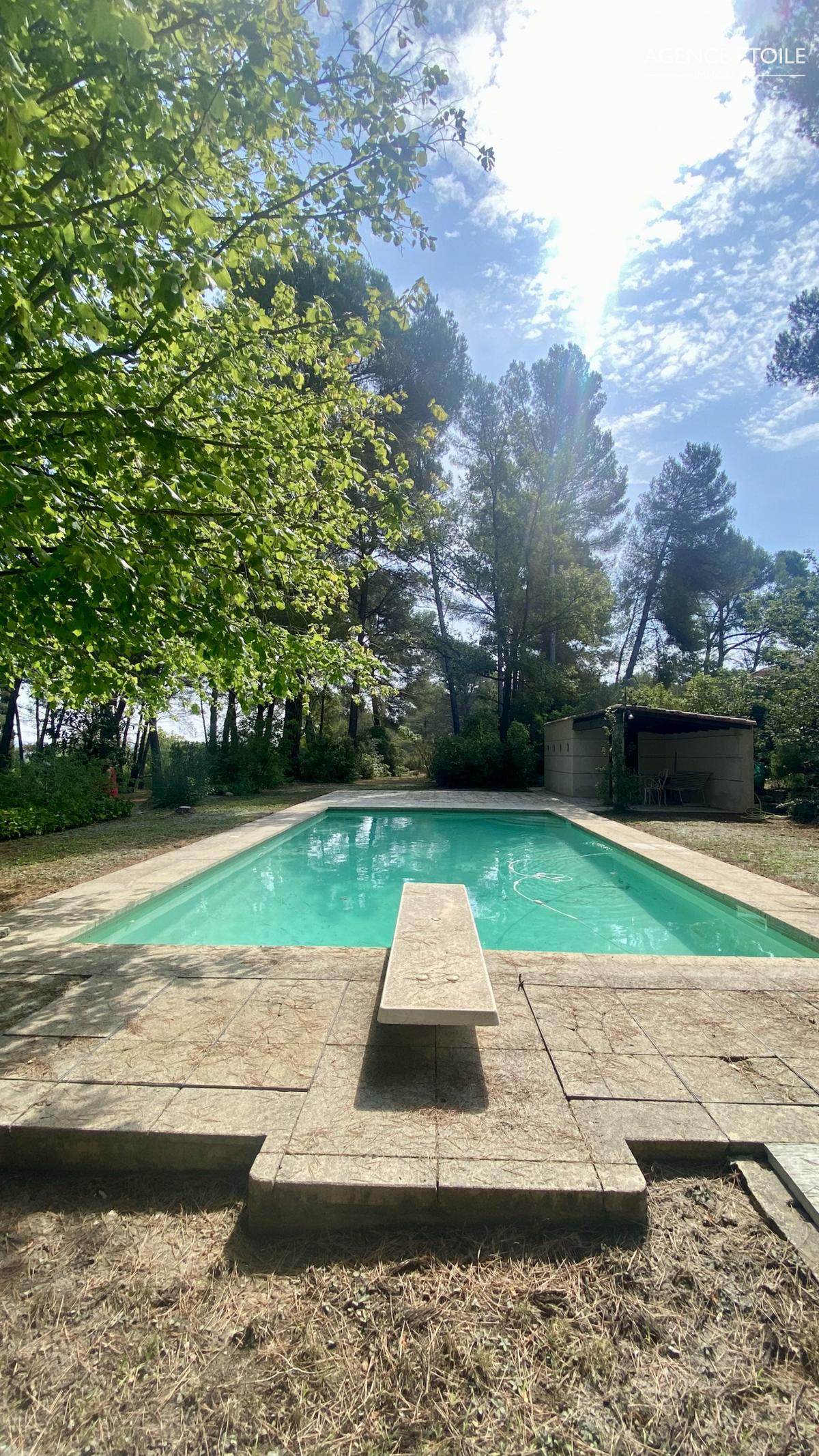 Large Provencal house with high potential and absolute calm