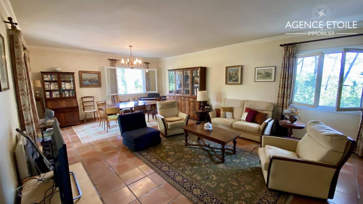 Large Provencal house with high potential and absolute calm