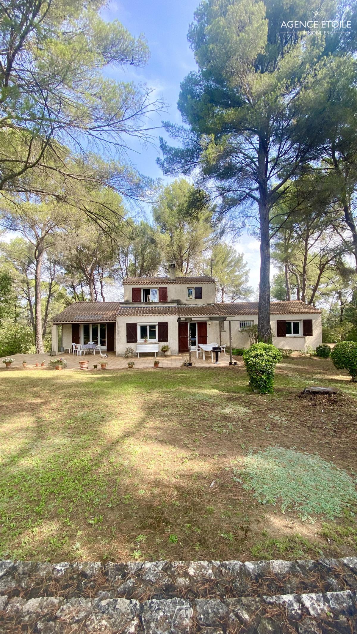 Large Provencal house with high potential and absolute calm