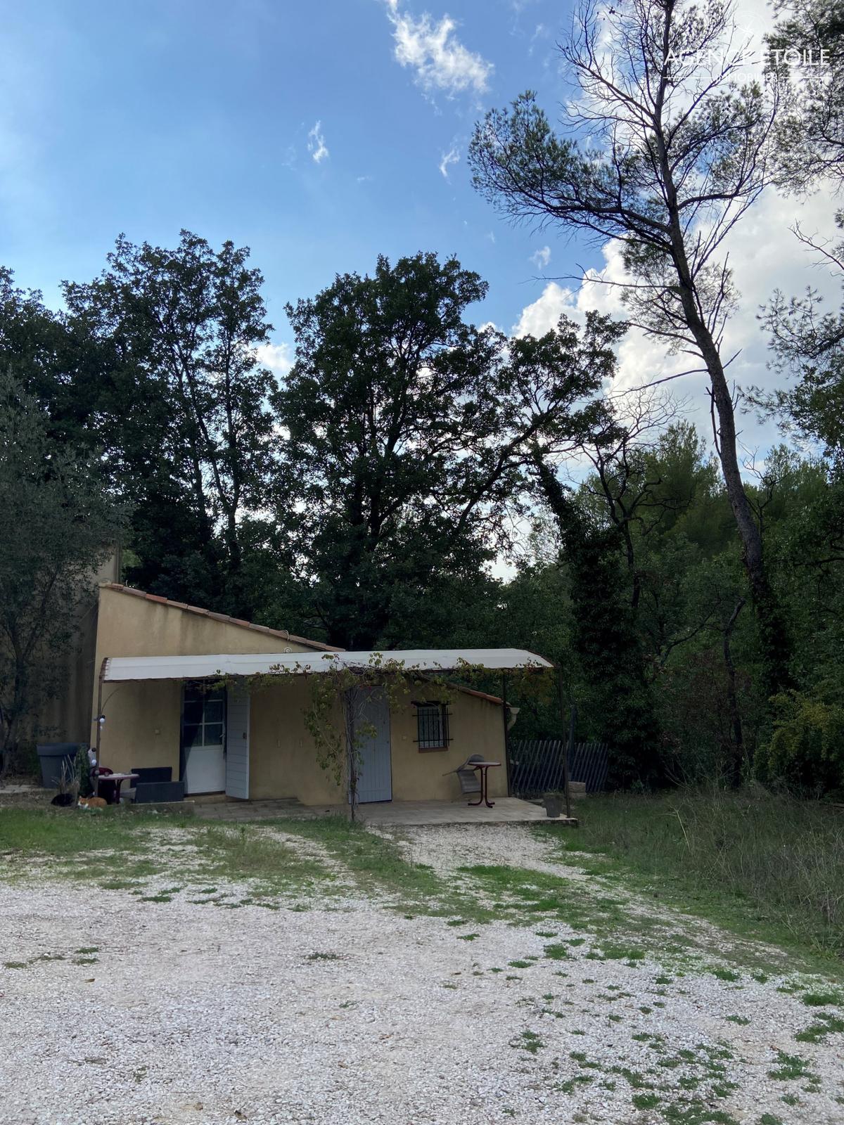 Studette meublé avec terrasse en campagne prox Aix