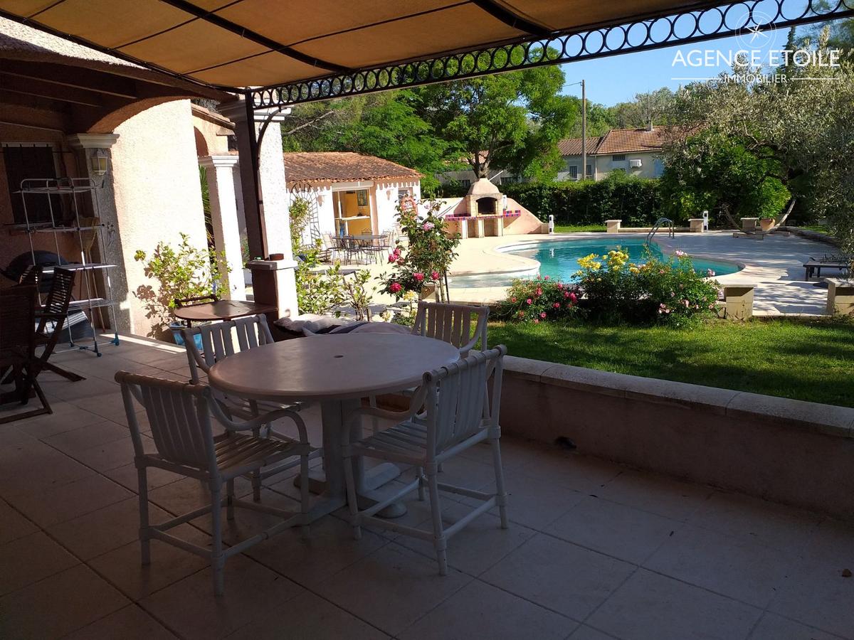 Furnished villa for rent in Eyguières