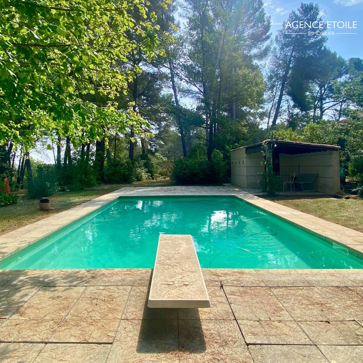 Large Provencal house with high potential and absolute calm