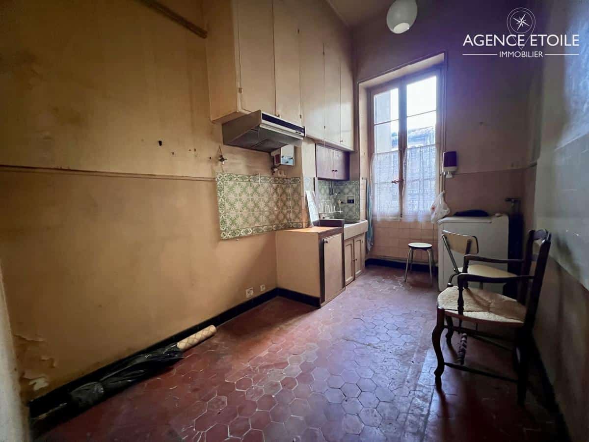 À VENDRE – T3 À RÉNOVER AVEC BEAU POTENTIEL – 13001 MARSEILL