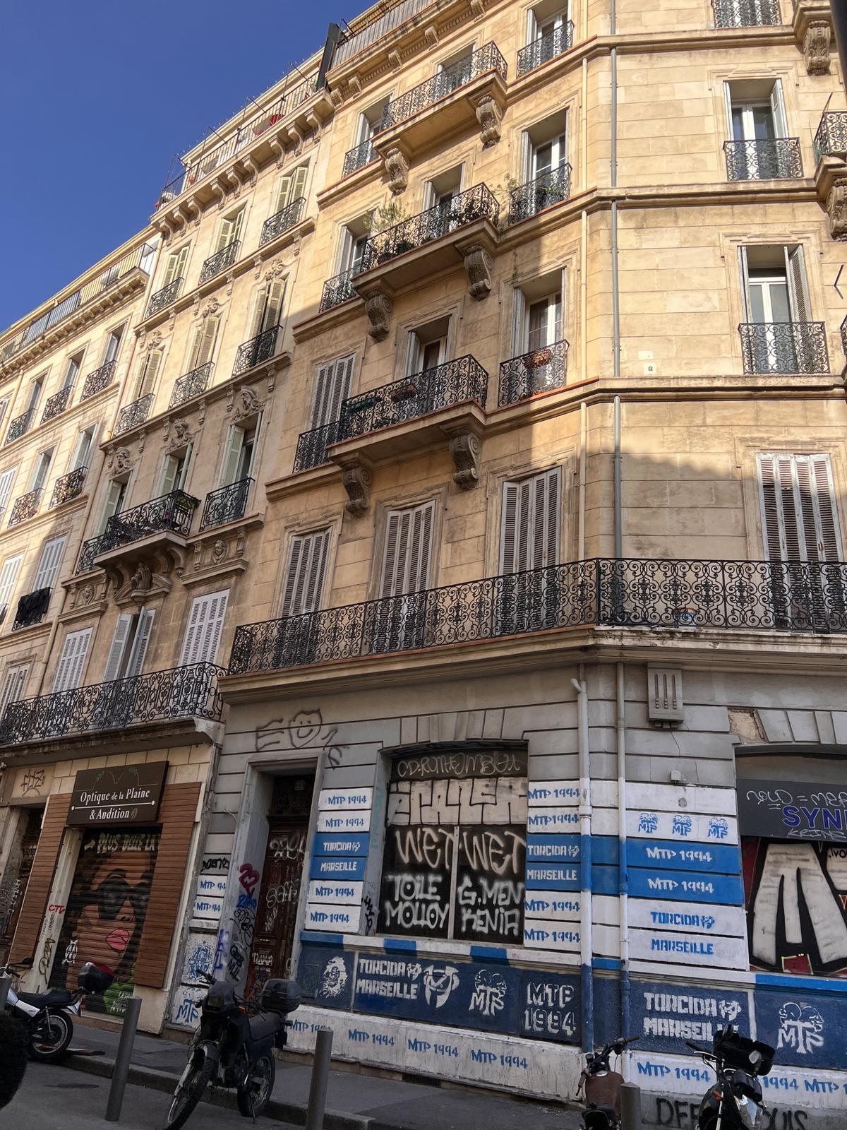 À VENDRE – T3 À RÉNOVER AVEC BEAU POTENTIEL – 13001 MARSEILL