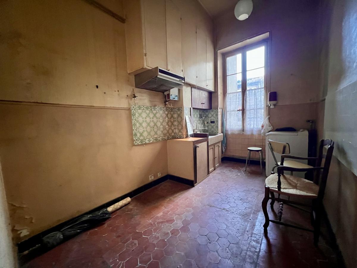 À VENDRE – T3 À RÉNOVER AVEC BEAU POTENTIEL – 13001 MARSEILL