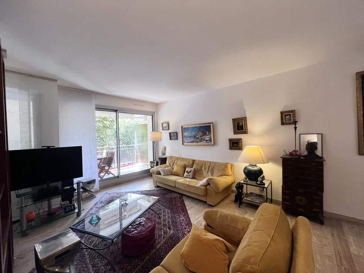 Marseille 8th beautiful 3-room apartment with terrace and cellar