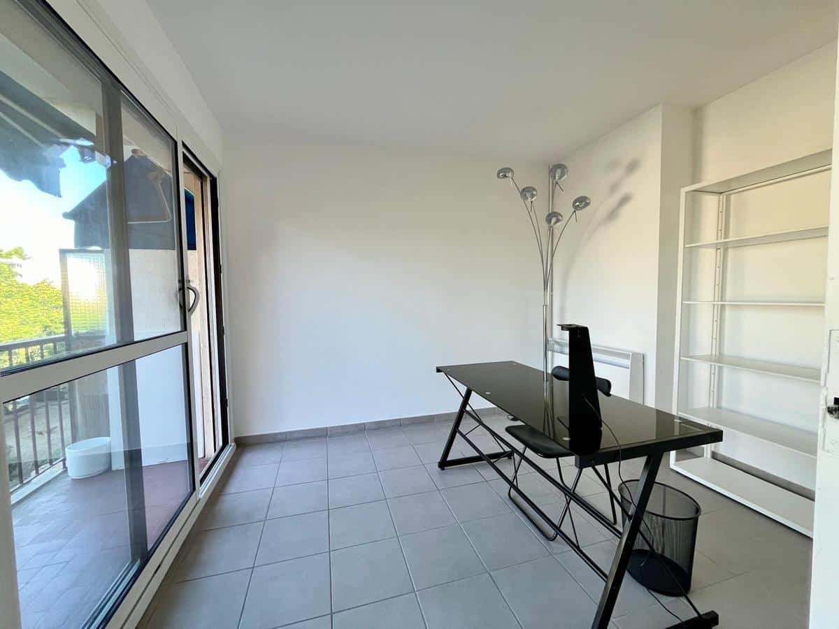 Beautiful T3/4 Renovated Furnished with Balconies + Cellar + Shared Parking