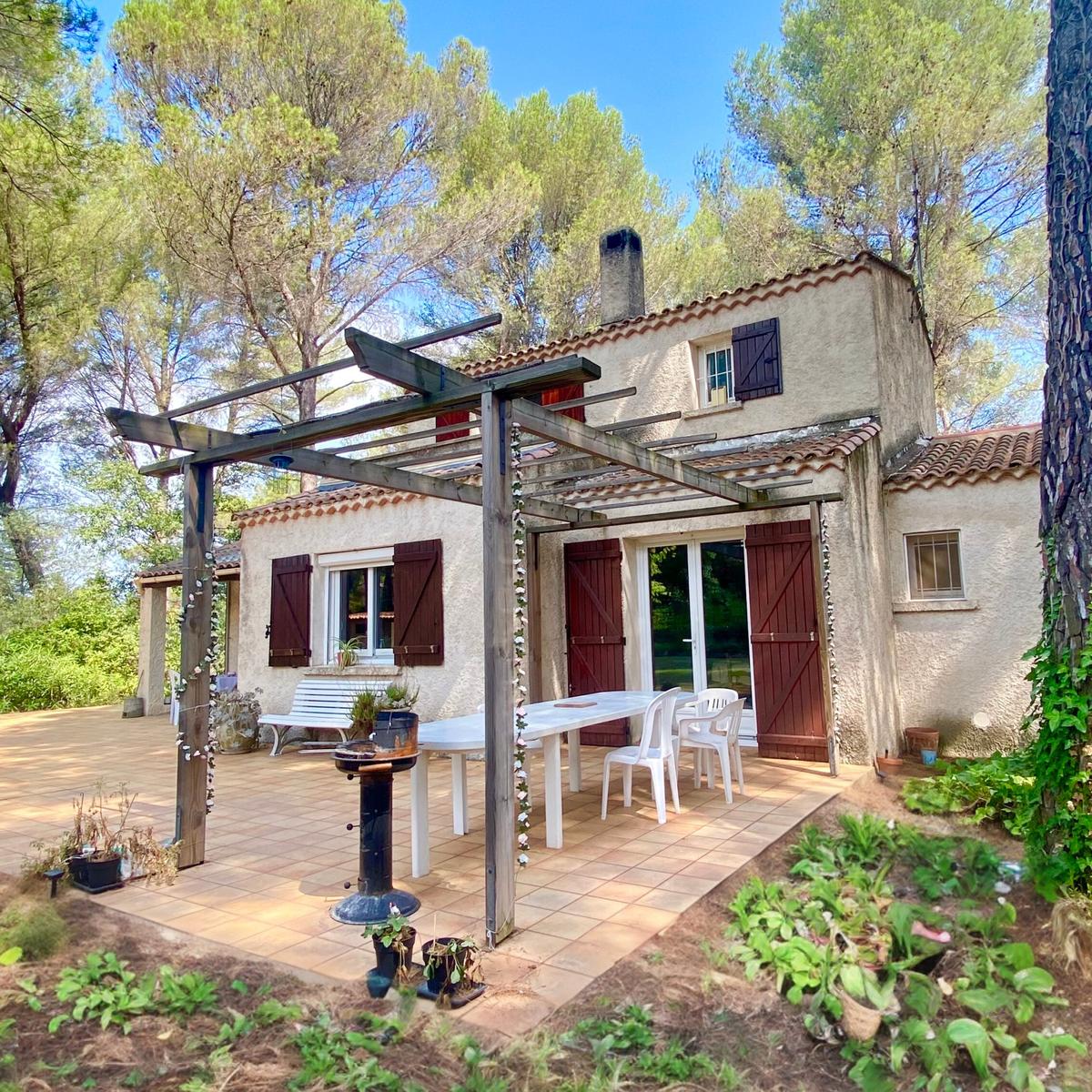 Large Provencal house with high potential and absolute calm