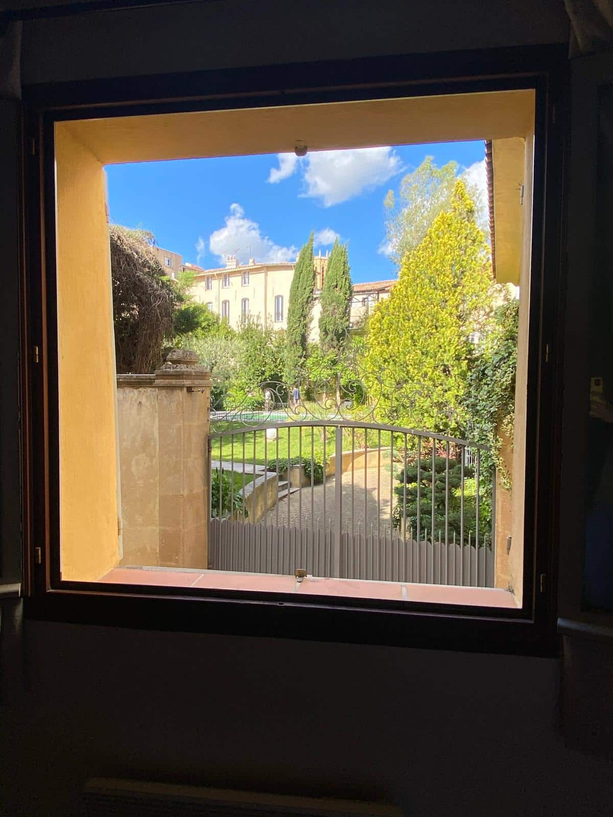 Aix STUDIO MEUBLE  de 20m2-  CALME -13 RUE MERINDOL