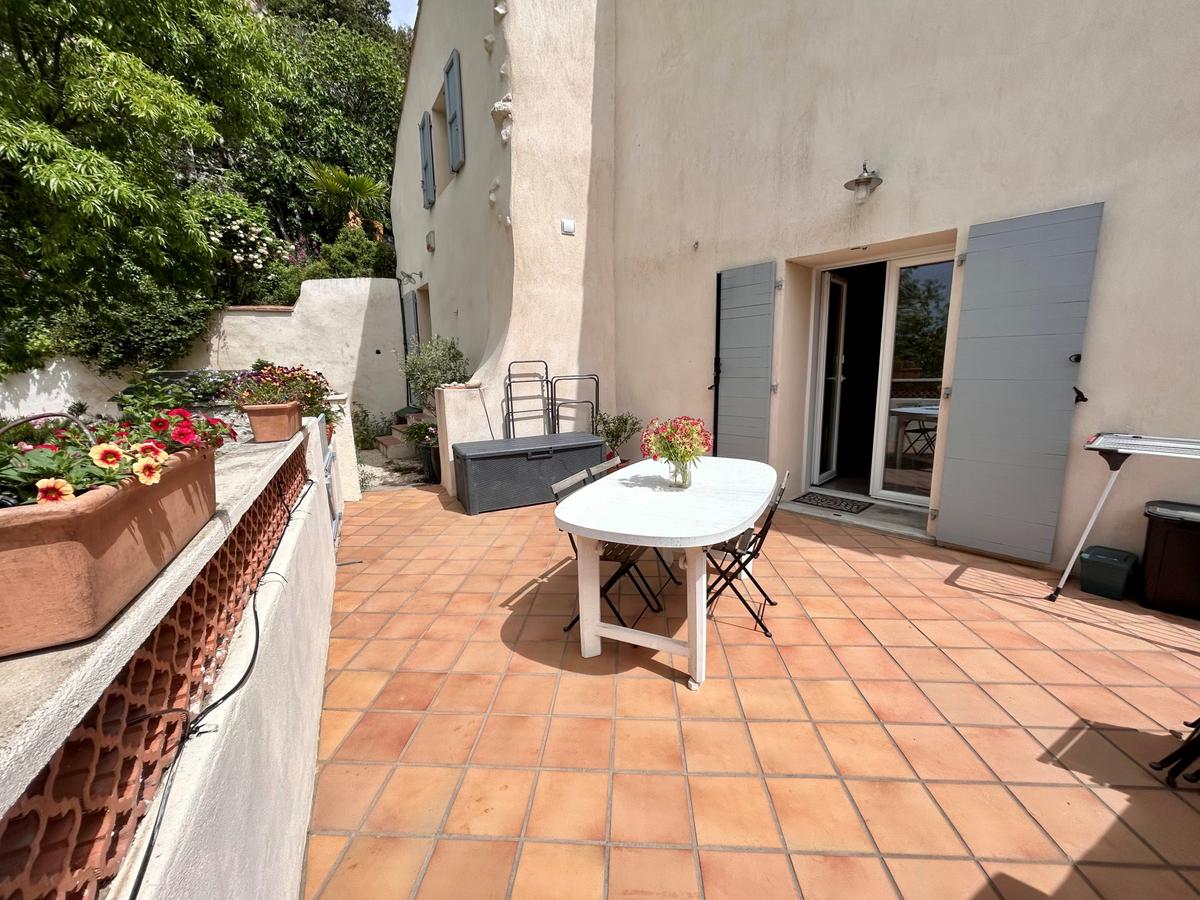 Pretty atypical village house with garden piscine-garage